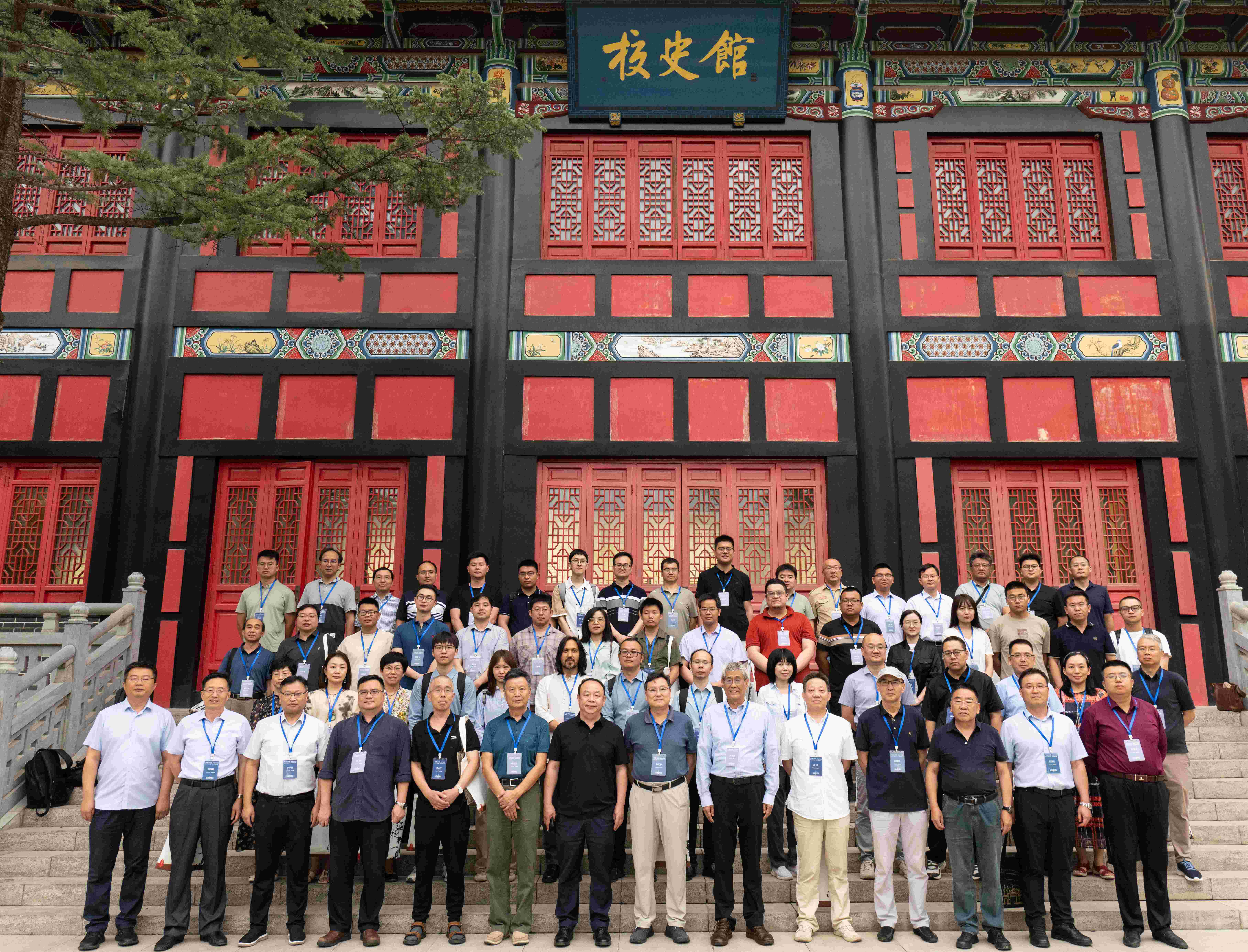与会专家于校史馆前合影(压缩).jpg
