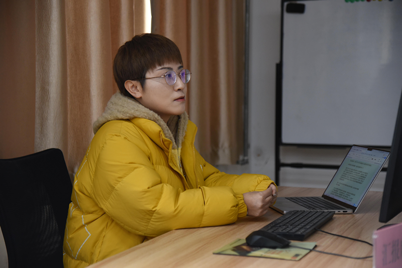 闫丽做学术报告.png